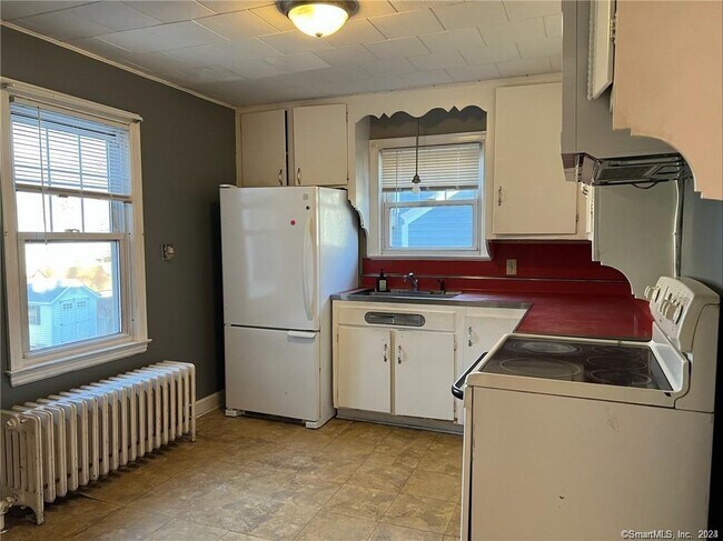 Building Photo - 118 Levesque Ave