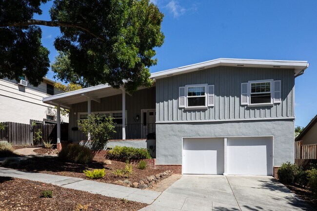 Foto del edificio - Updated home with spacious yard