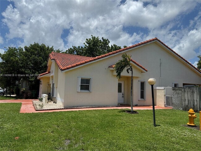 Foto del edificio - 18645 NW 54th Ct