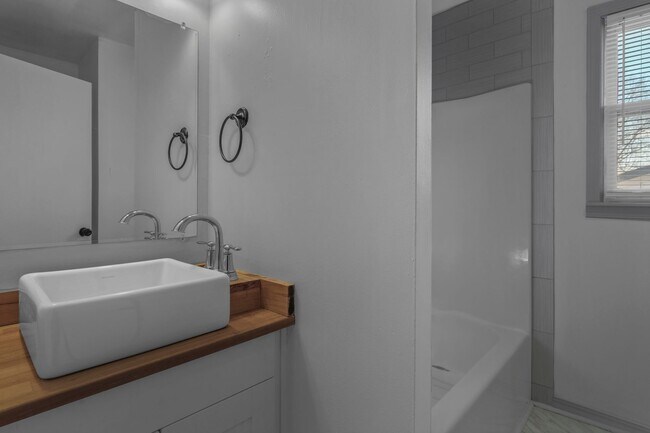 Foto del edificio - Beautiful Duplex Located near Downtown Columbia!