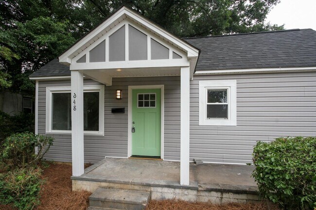 Building Photo - Adorable  2 bedroom 1 bath Home . Close to...