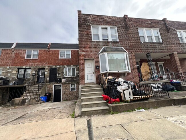 Building Photo - Classic 3 Bedroom Home on Charming Residen...