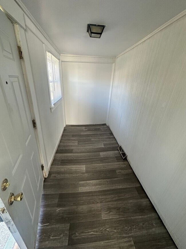 Building Photo - 2 bed 1 bath update home with original hardwood