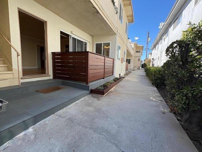 Foto del edificio - 11719 Mayfield Ave