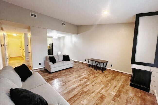 Foto del edificio - MOVE IN SPECIAL 50% FIRST MONTH OF RENT - ...