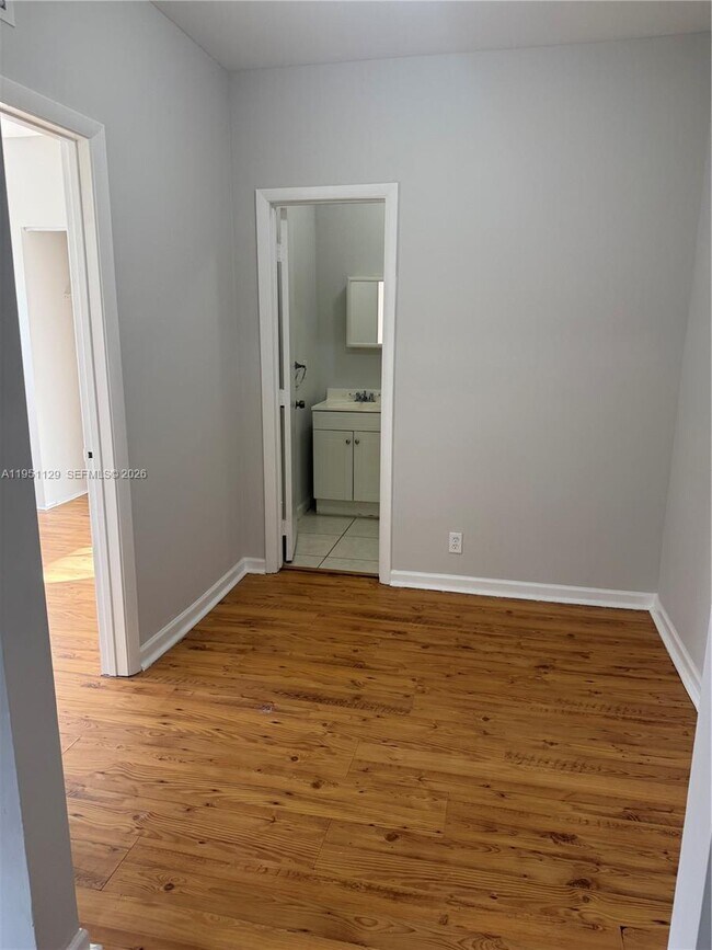 Foto del edificio - 576 NE 63rd St