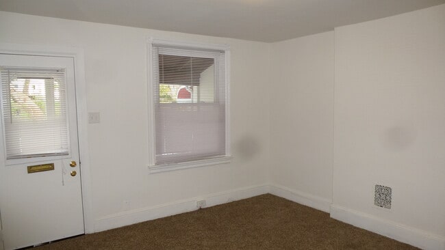 Building Photo - 147 Sheldon Ln
