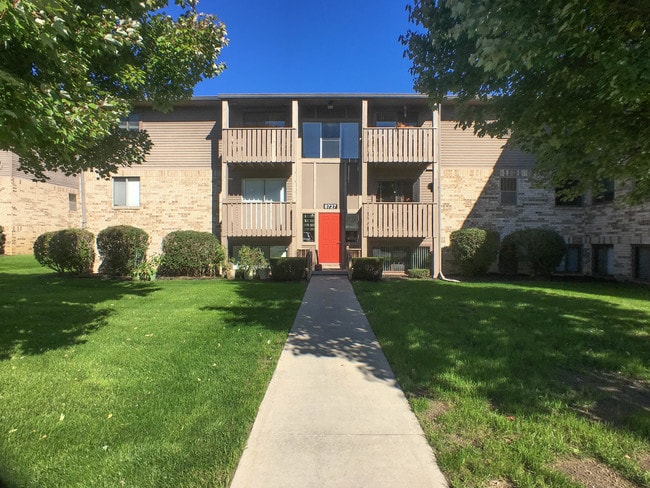 Building entry - 8727 Candlewood Trail