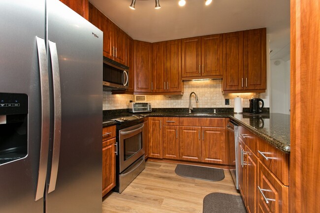 Building Photo - Fully furnished - Oceanview - Beautiful 2bedroom condo in Waikiki