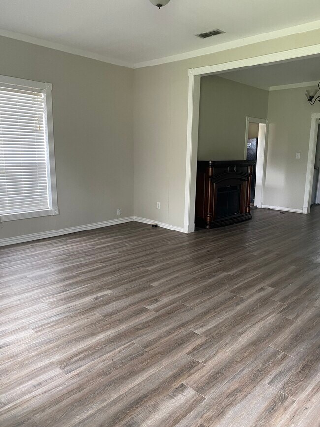 Building Photo - 5980 Oak Hollow Cir