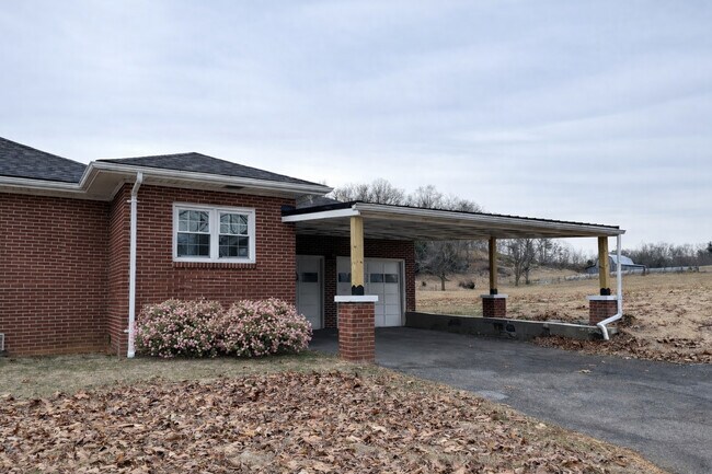 Foto del edificio - 21335 Green Spring Rd