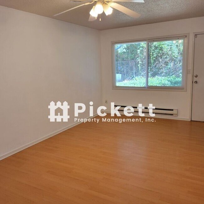 Building Photo - 4 Bedroom Tracyton Townhouse