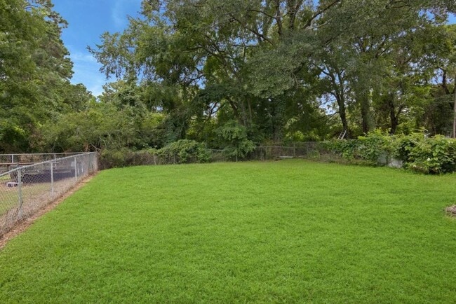 Building Photo - 3 bedroom - 2 bath. New paint, new plumbing and lighting fixtures, new bath vanities, new floorin...