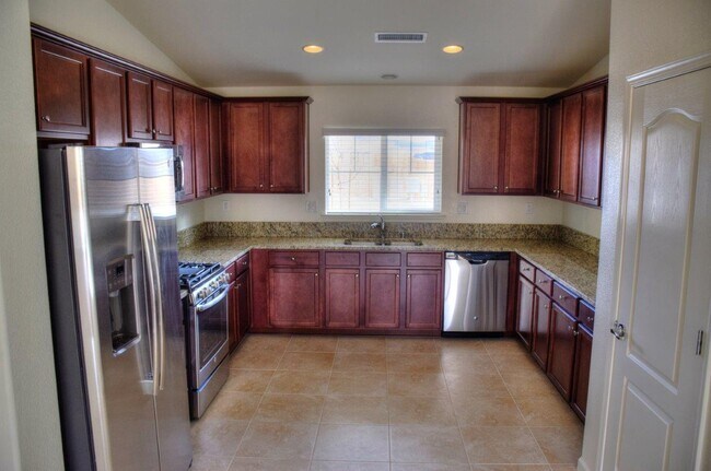 Foto del edificio - Beautiful Riverpark Home With All Applianc...