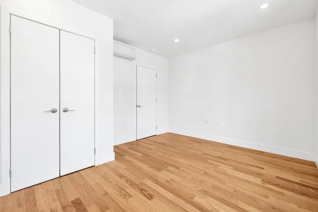 Foto del edificio - 3 bedroom in Queens NY 11106