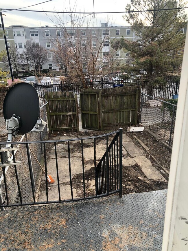 Foto del edificio - 2 Bedroom 1 Bath with Den Townhouse in Baltimore City