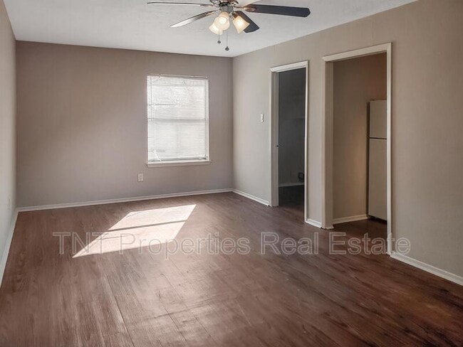 Building Photo - 302 Manuel Dr