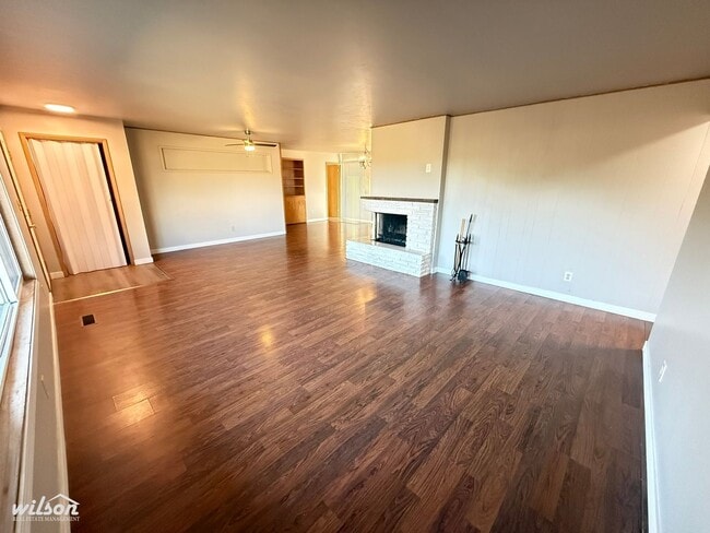 Building Photo - 4 Bedroom / 2 Bathroom Charming Home with Spacious Layout & Private Yard!