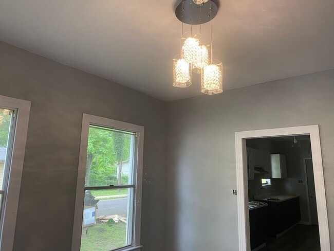 Building Photo - 1/2 OFF FIRST MONTH'S RENT  LARGE REMODELE...