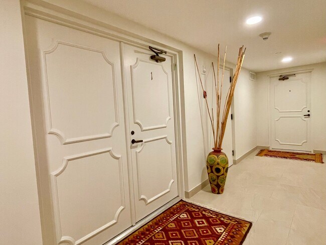 Building Photo - Sarasota Bay Penthouse