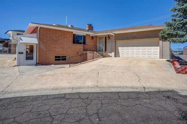 Foto del edificio - Multi-level living 4 bed, 3 bath home near...