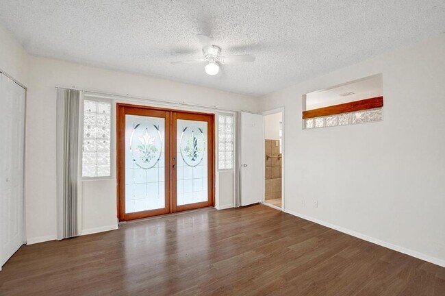 Building Photo - 3 BR / 3 BA + Patio + Parking AVAIL 8/1