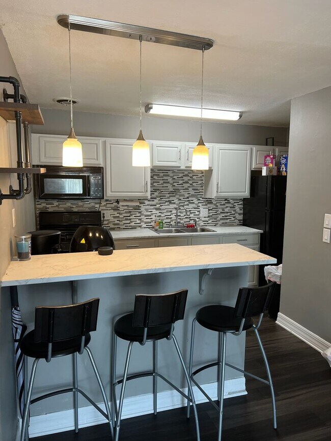 Building Photo - Nice two bedroom one bath condo in SW Summ...