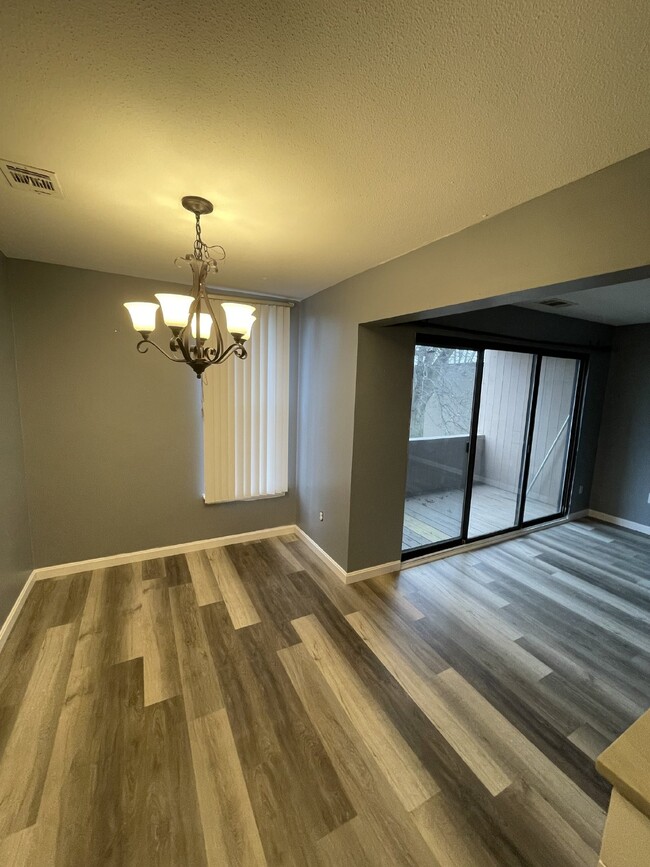 Building Photo - "Charming 2-Bedroom Condo in Shrewsbury Gr...