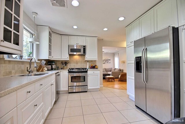 Building Photo - 50 Woodmere Ln