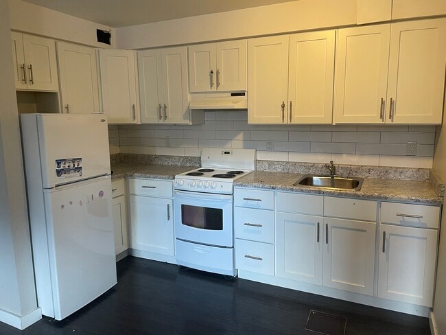Building Photo - Studio Apartment for Rent in Oshawa