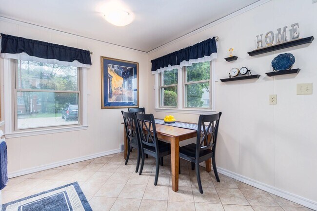 Foto del edificio - Bay Village Townhomes