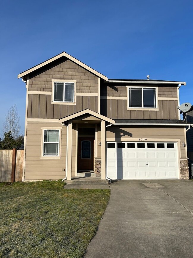 Building Photo - Large 4 bedroom 2 1/2 bath home approx. 16...