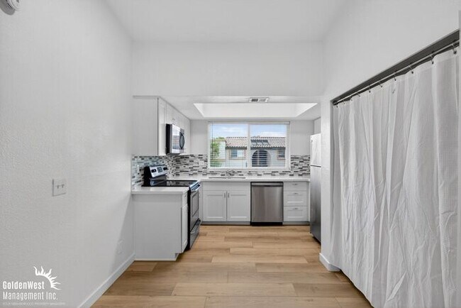 Foto del edificio - Stylish 2Bdm 2Ba Apartment with Fireplace in Phoenix - MI Special!