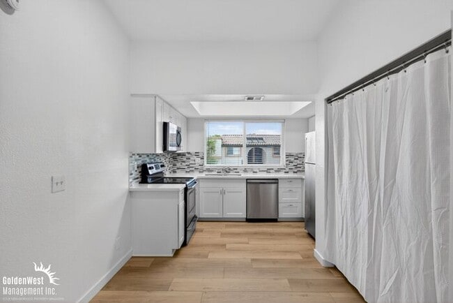 Building Photo - Stylish 2Bdm 2Ba Apartment with Fireplace in Phoenix - MI Special!