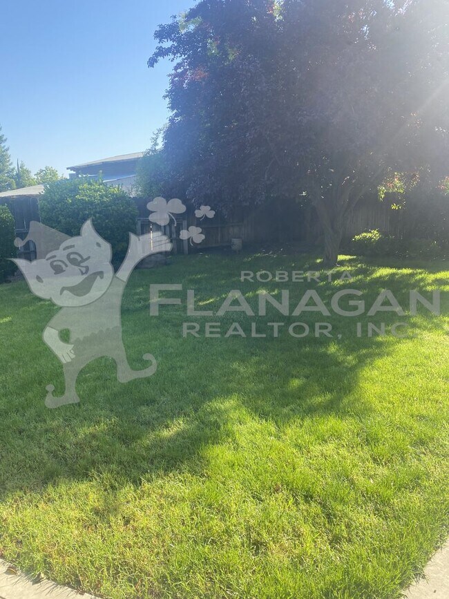 Building Photo - 3 bedroom/2 bathroom home