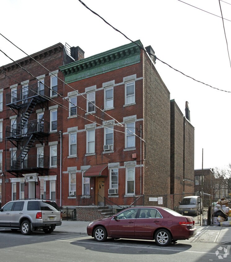 Building Photo - 319 29th St