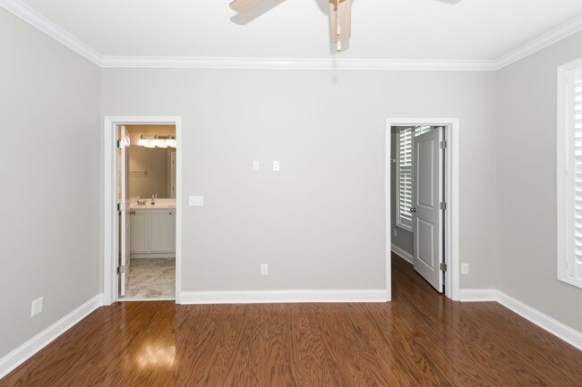 Building Photo - 4 Bedroom 3.5 Bath Townhouse in Kingsbridg...