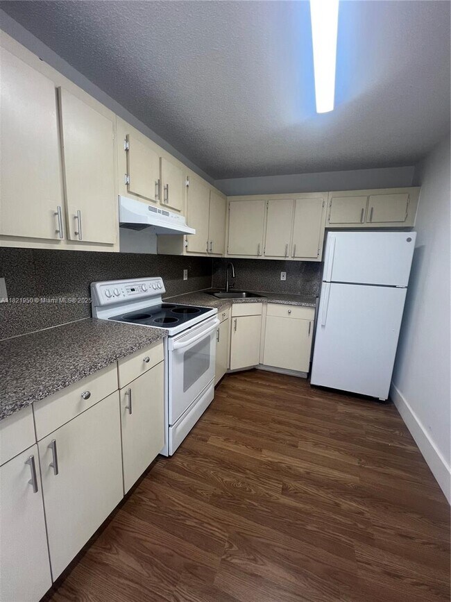 Foto del edificio - 6141 W 22nd Ct