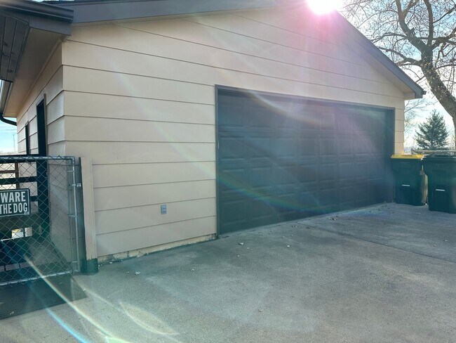 Foto del edificio - 4 bedroom, 3 bathroom country home