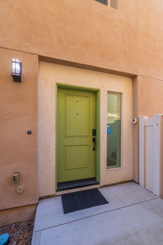 Foto del edificio - Secured and Quiet Townhome in Private Comm...