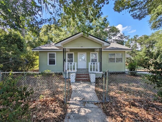 Photo - 715 Cove St House