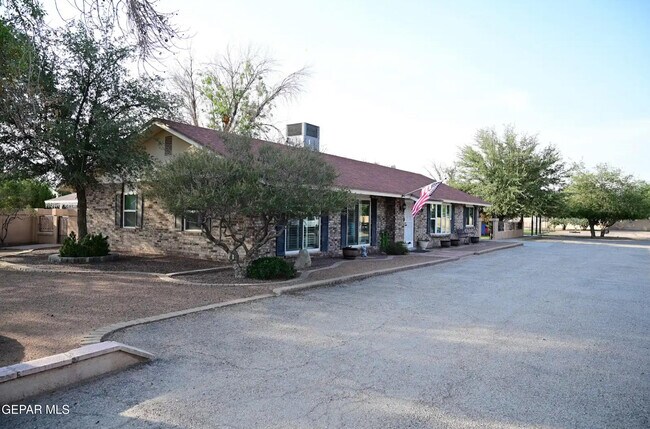 Foto del edificio - 10725 W Burt Rd