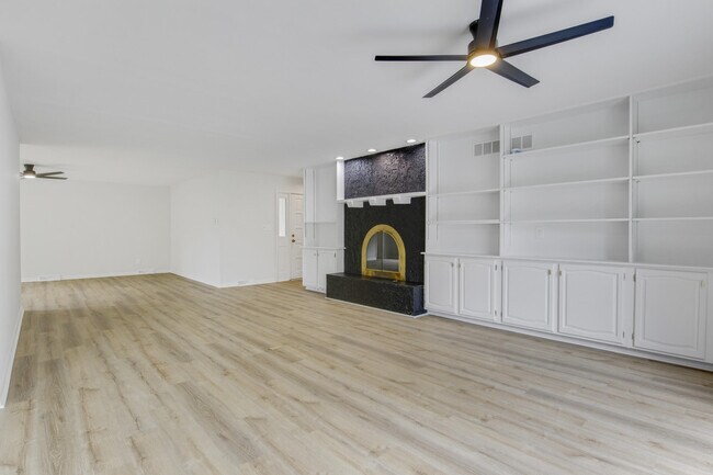Building Photo - 452 Pasadena Dr
