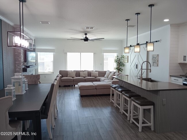 Building Photo - 467 Chandler Dr