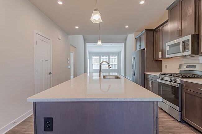 Building Photo - Townhome Convenient to Shops and Restauran...