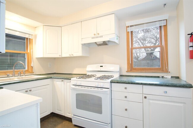 Foto del edificio - 4 br, 1 bath Duplex - 137 Division Street