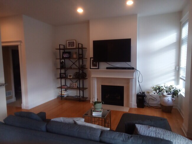 Foto del edificio - 3755 N Racine Ave
