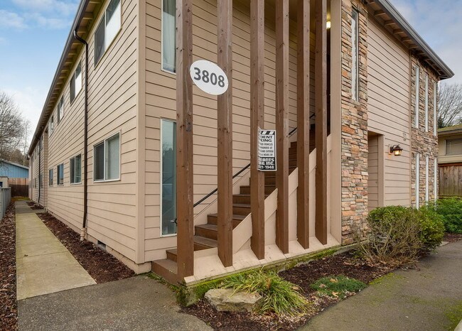 Small, clean 10Plex - 3808 SE 39th Ave
