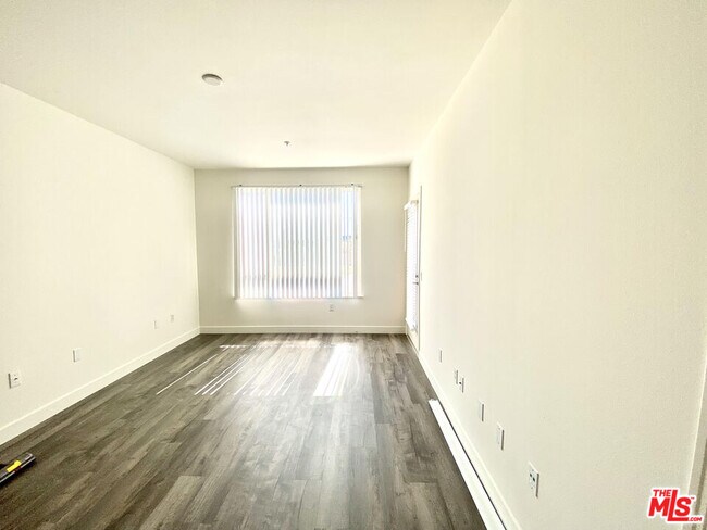 Building Photo - 100 S Alameda St