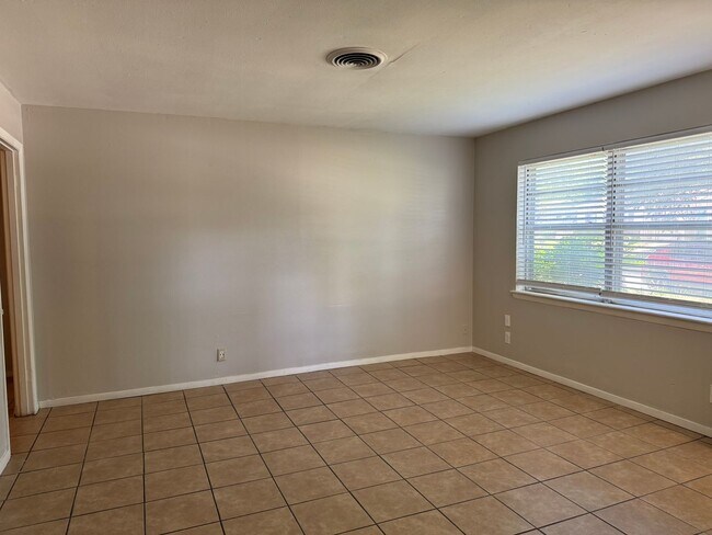 Foto del edificio - 409 E Lilly Ln